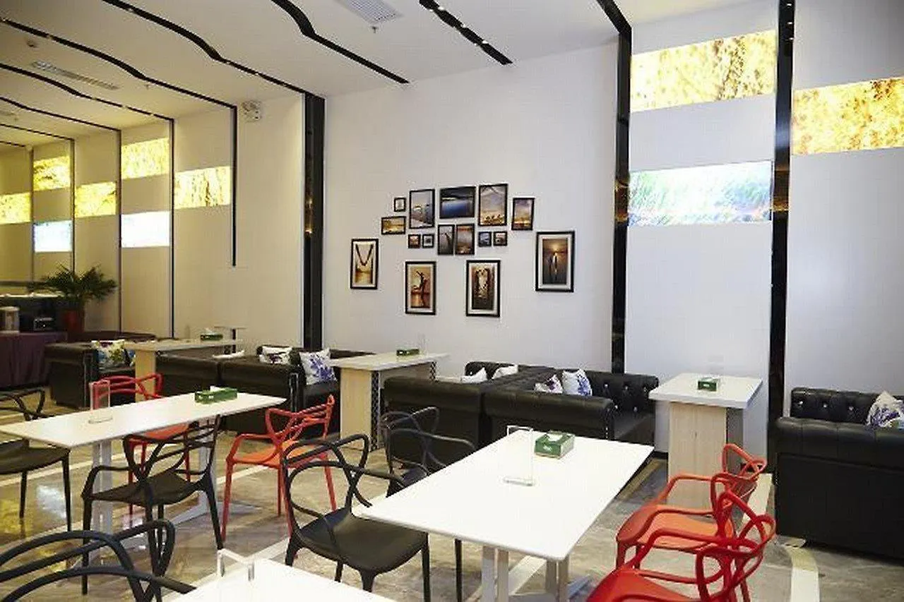 Lavande Hotel Sanya Bay Jixiang Street Branch 4*,  Cina